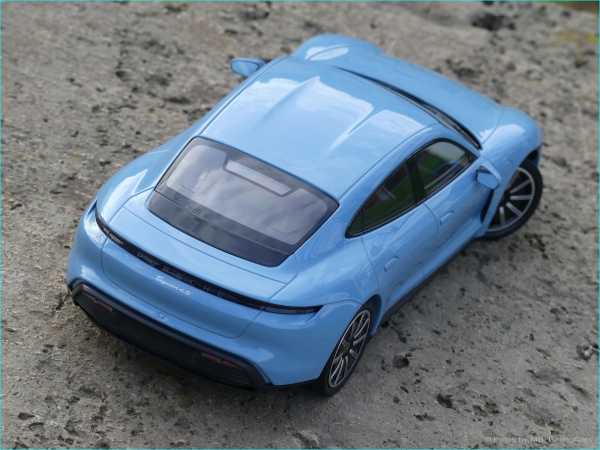 1:18 Porsche Taycan 4S Frozenbluemetallic inkl. OVP